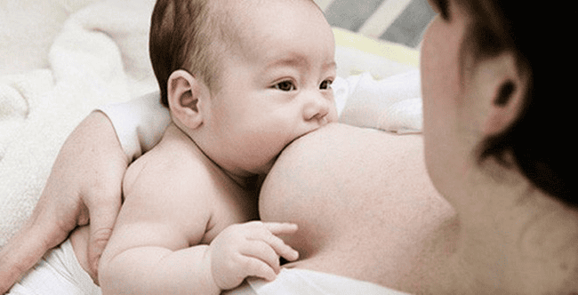 Giải thích cho con hiểu: “Mẹ cho em bú không có nghĩa là mẹ yêu thương em nhiều hơn” (ảnh minh họa)